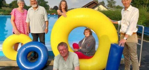 Schwimmringe in allen Größen können ab sofort im Walmebad Mengeringhausen ausgeliehen werden. Kultusminister Armin Schwarz (rechts) würdigte den Beitrag des Schwimmbadvereins um Monika Volkmann, Alfred Reuter (links) und ihrem Team für Familien mit Kindern und den Schwimmunterricht.