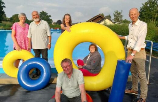 Schwimmringe in allen Größen können ab sofort im Walmebad Mengeringhausen ausgeliehen werden. Kultusminister Armin Schwarz (rechts) würdigte den Beitrag des Schwimmbadvereins um Monika Volkmann, Alfred Reuter (links) und ihrem Team für Familien mit Kindern und den Schwimmunterricht.