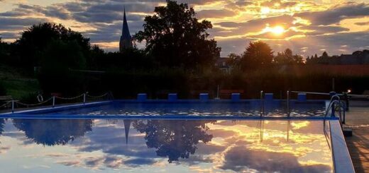 Schwimmen vor der Kulisse des schiefen Kirchturms: Im Vordergrund ist das neue Nichtschwimmerbecken des Mengeringhäuser Walmebades zu sehen.