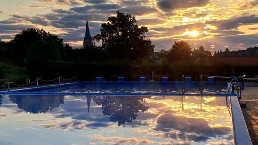 Schwimmen vor der Kulisse des schiefen Kirchturms: Im Vordergrund ist das neue Nichtschwimmerbecken des Mengeringhäuser Walmebades zu sehen.