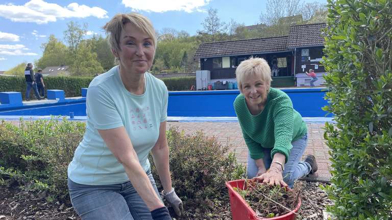 Im Kampf gegen das Unkraut: (von links) Sabine Verriet und Monika Salden haben sich ein Beet vorgenommen. © Saure, Heike